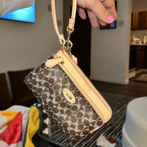 Coach wristlet - Picture 2 of 12